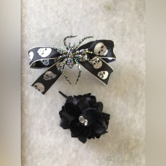 Spider web necklace & Black bow w/skull/spider hair clip & black flower hairclip - Picture 3 of 16